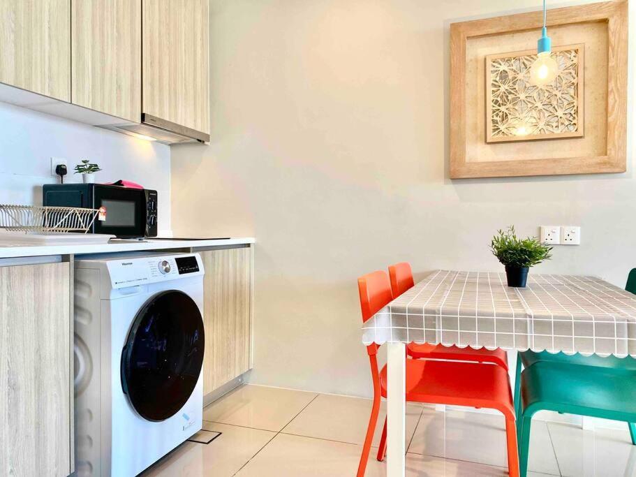 Tropicana 218 Macalister #Wondercolor #Infinity Pool #Georgetown #5Pax #2Br 2Bath #1King 1Queen 1Single #Quality Well Maintained #Private Host Eksteriør billede